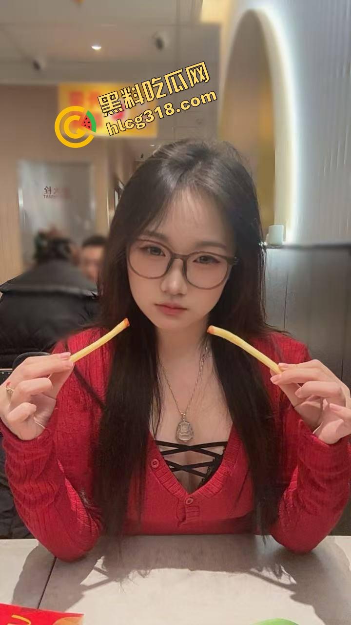 谁能想到吃个瓦匠烤鱼都能碰到厕所操逼，外面收瓶子里面打桩啪啪声盖过店里音乐，骚货一声不吭！-2