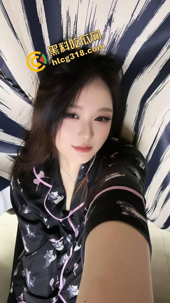 谁能想到吃个瓦匠烤鱼都能碰到厕所操逼，外面收瓶子里面打桩啪啪声盖过店里音乐，骚货一声不吭！-4