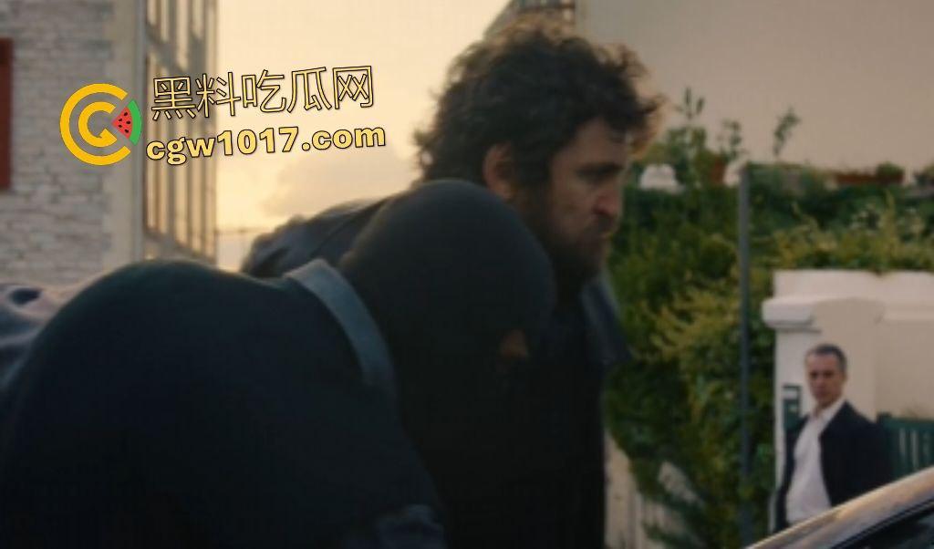 电影【她行走于黑暗中】女警阿马娅十年潜伏，寻秘密武器库并摧毁，爱恨交织成转折点，真实行动改编惊心动魄！-8