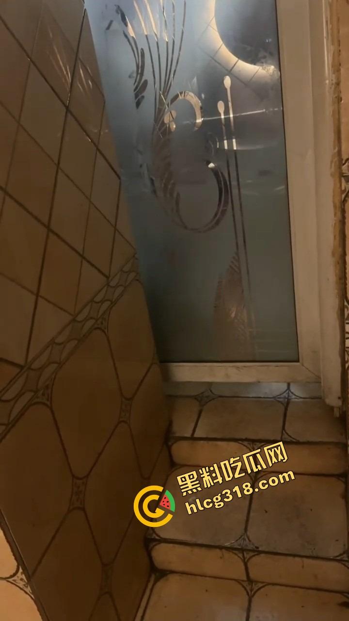 谁能想到吃个瓦匠烤鱼都能碰到厕所操逼，外面收瓶子里面打桩啪啪声盖过店里音乐，骚货一声不吭！-9