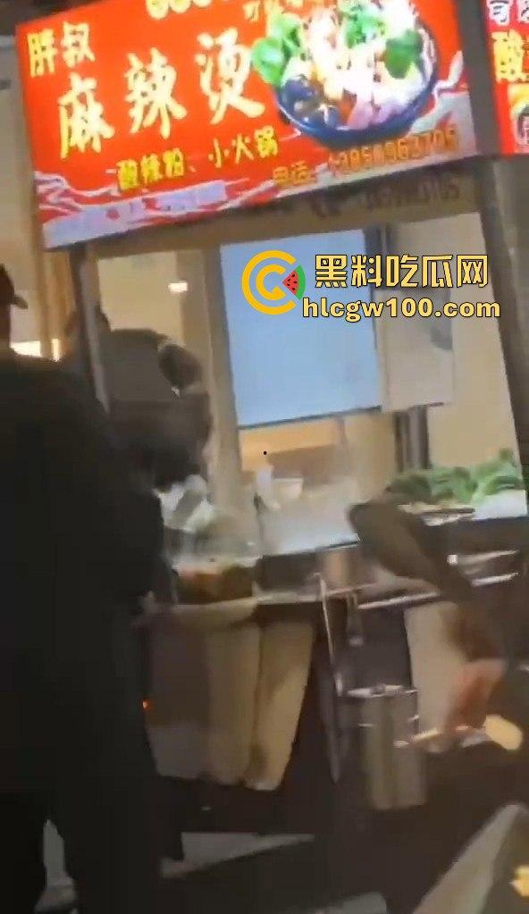 福建南平惊险一男子在夜宵摊用刀具不停地捅刺一女生，大老爷们怎么下得去手的。