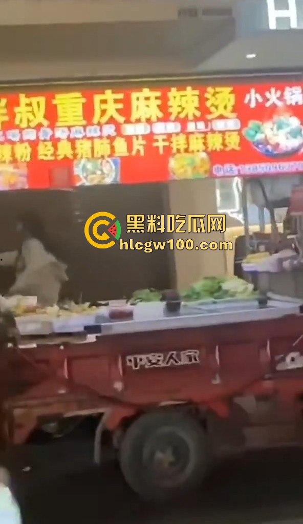 福建南平惊险一男子在夜宵摊用刀具不停地捅刺一女生,大老爷们怎么下得去手的。-2