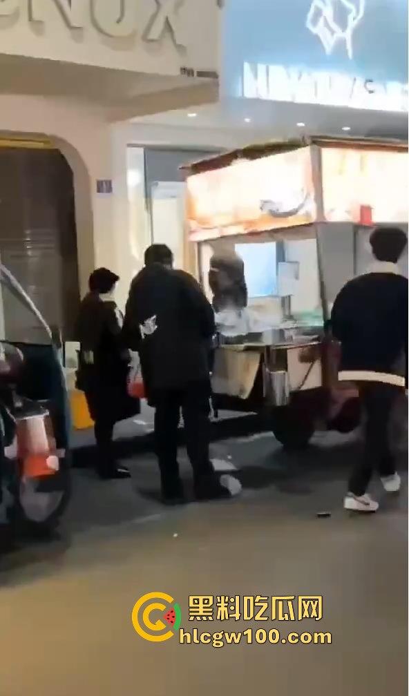 福建南平惊险一男子在夜宵摊用刀具不停地捅刺一女生,大老爷们怎么下得去手的。-3