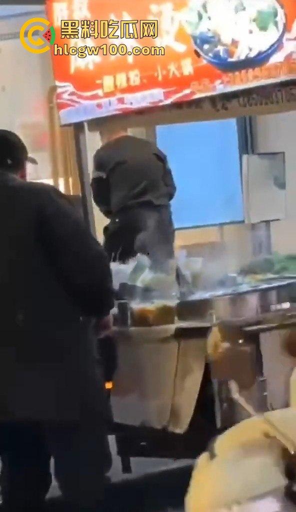 福建南平惊险一男子在夜宵摊用刀具不停地捅刺一女生,大老爷们怎么下得去手的。-6