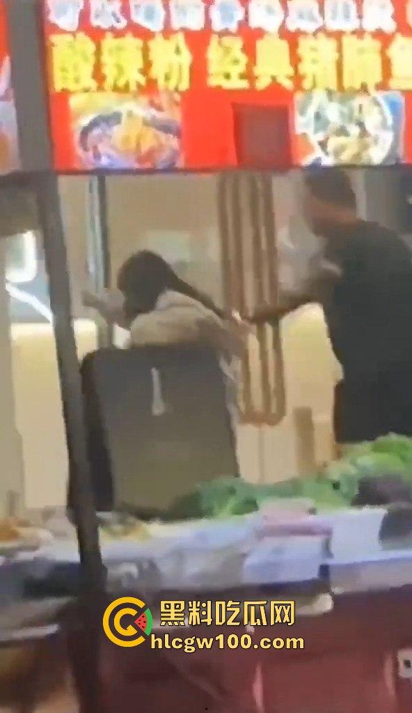 福建南平惊险一男子在夜宵摊用刀具不停地捅刺一女生,大老爷们怎么下得去手的。-9