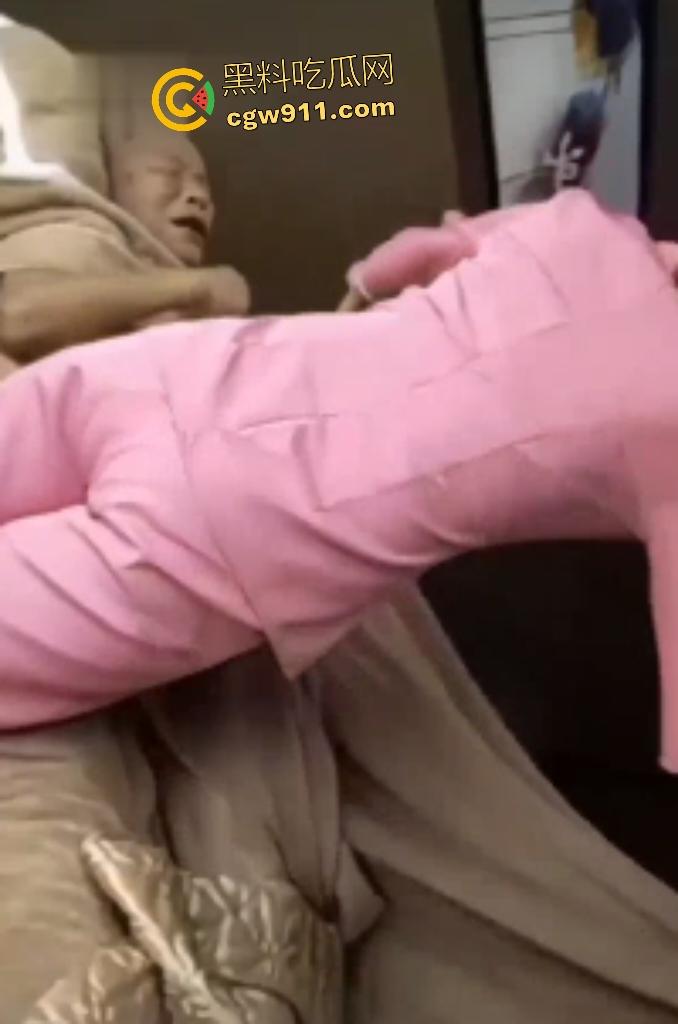 河南安阳养老院擦边丑闻！女院长短裙热舞撩老头骚姿百出，护士变身福利姬帮老头打飞机，露大奶子撩人！-2