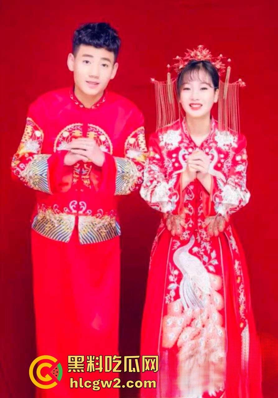 安徽人妻『贾馨月』怀孕还不老实床上大战实拍流出 三个月肚子顶着被无套抽插,骚穴被老公内射到溢出!-2