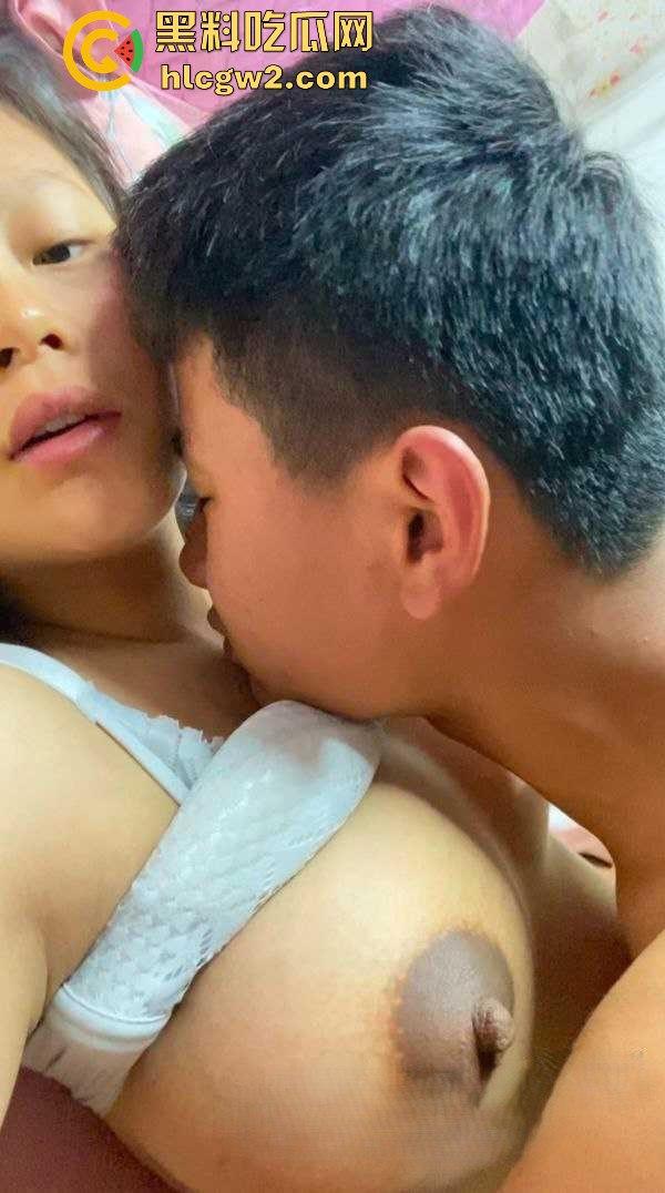 安徽人妻『贾馨月』怀孕还不老实床上大战实拍流出 三个月肚子顶着被无套抽插,骚穴被老公内射到溢出!-4