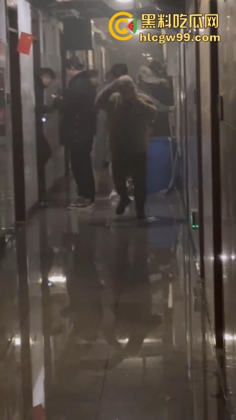 合肥工业大学研究生宿舍翻车,玩充气娃娃被舍友撞见,慌乱中烧毁证据,结果把整间宿舍点着了!-5