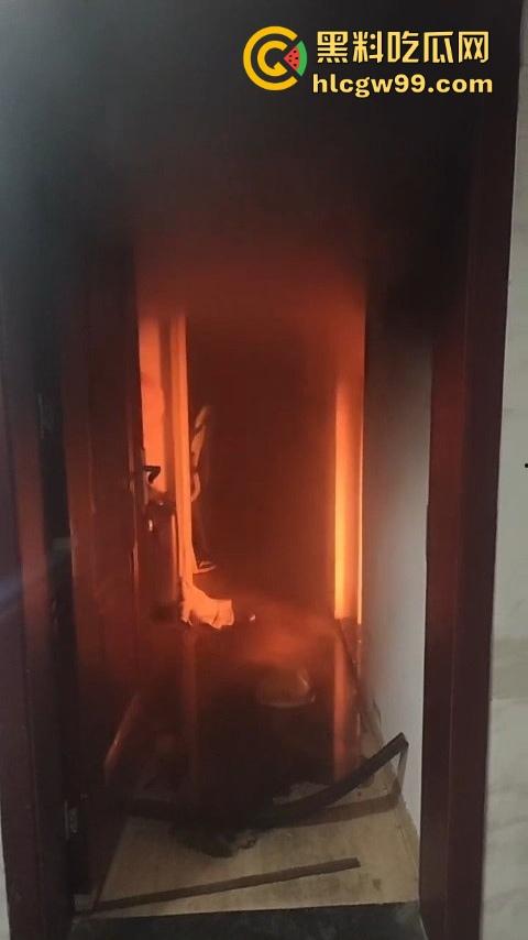 合肥工业大学研究生宿舍翻车,玩充气娃娃被舍友撞见,慌乱中烧毁证据,结果把整间宿舍点着了!-6