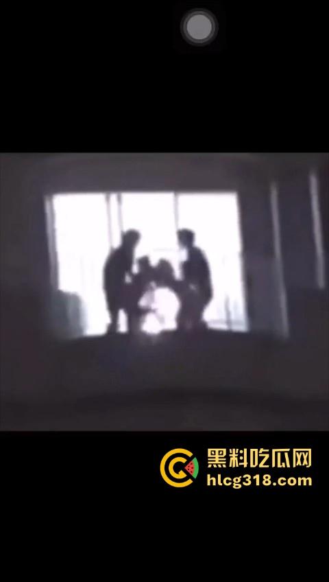 长沙维也纳酒店深夜4P大淫啪,窗前面对面后入,火辣的身影在灯光中交织,空气都充满了淫水的味道。-6