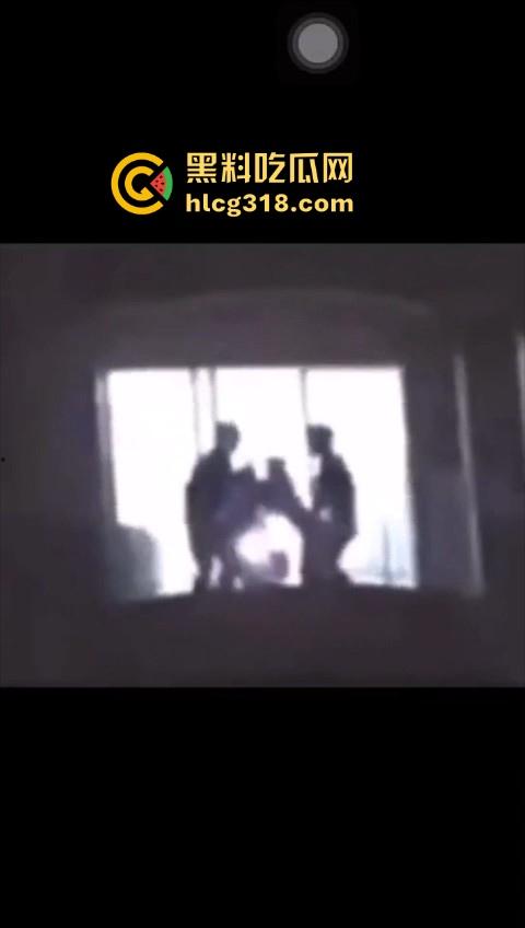 长沙维也纳酒店深夜4P大淫啪,窗前面对面后入,火辣的身影在灯光中交织,空气都充满了淫水的味道。-7