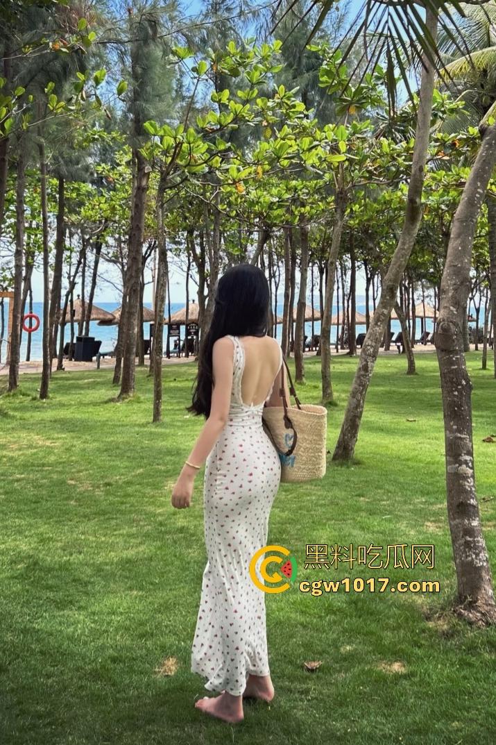 天津南开中学【王雨菲】，白皙粉嫩的乳头加上蓝瞳妆容，手握鸡巴扇奶子，口爆满嘴精液太多盛不住！