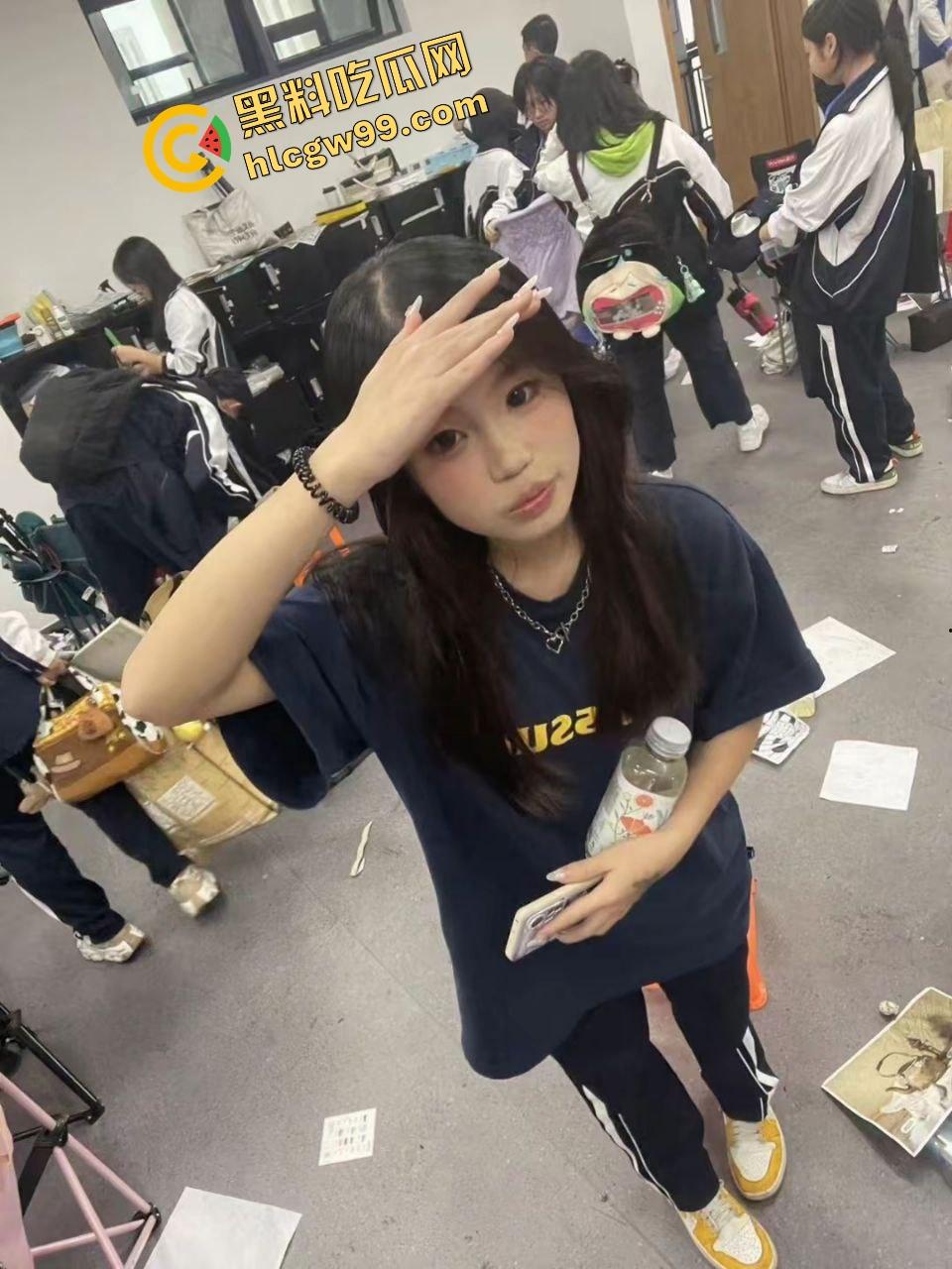 重庆艺术学校清纯嫩妹【何颖】沐浴露洗澡露奶露逼，镜子前无套后入 扶墙淫荡做爱！独家曝光流出！-3