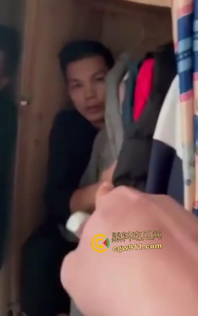 广东水管工小三修水龙头，修到床上操人妻，丈夫出门又返回家中抓奸情，老婆抱着儿子偷情被骂贱货！