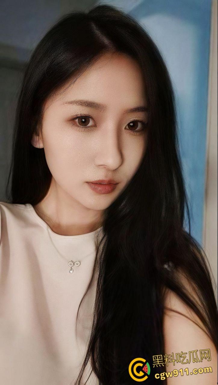 浙江大学校花【何雅茜】，被金主包养酒店调教，镜子前扯着头发被后入爆操，骑脸颜射一脸 ！