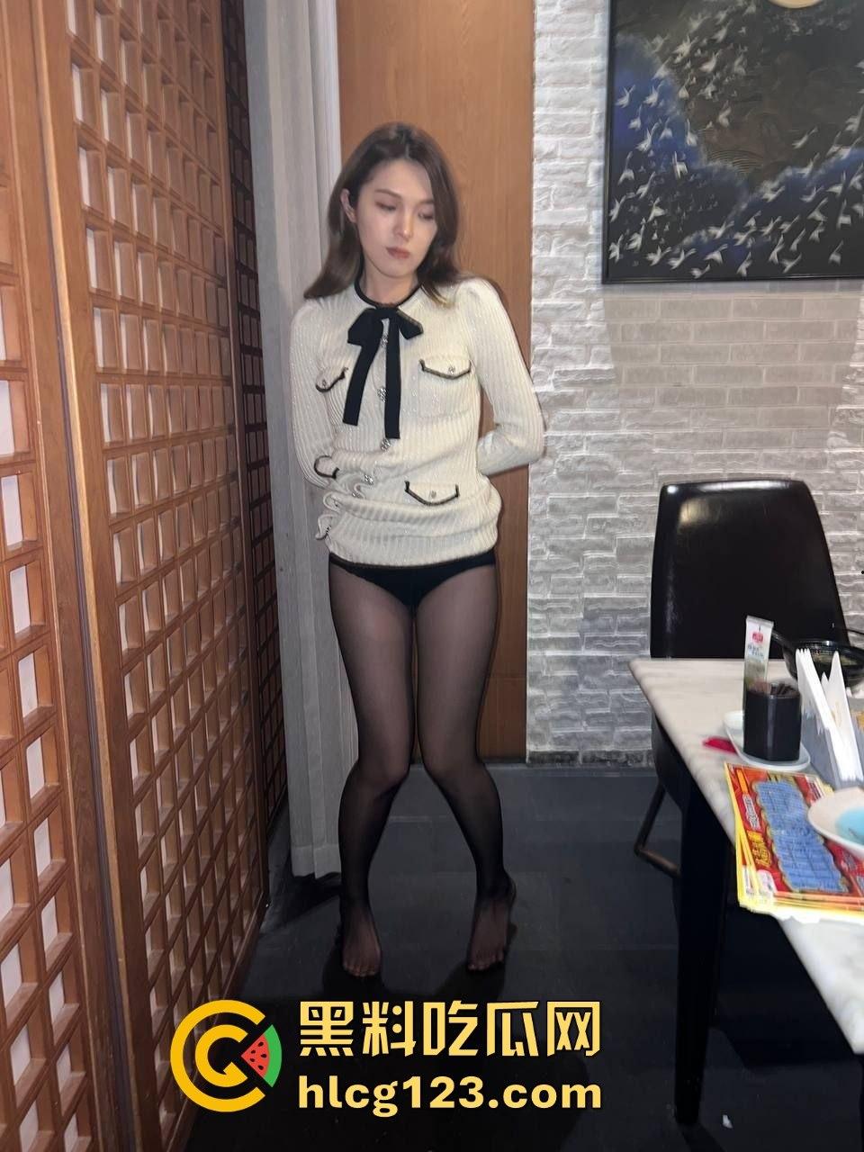 黑丝高颜值御姐日料餐厅玩全套!包厢内口交吃精后入开干,果然有钱人的玩具就是不一般!-1