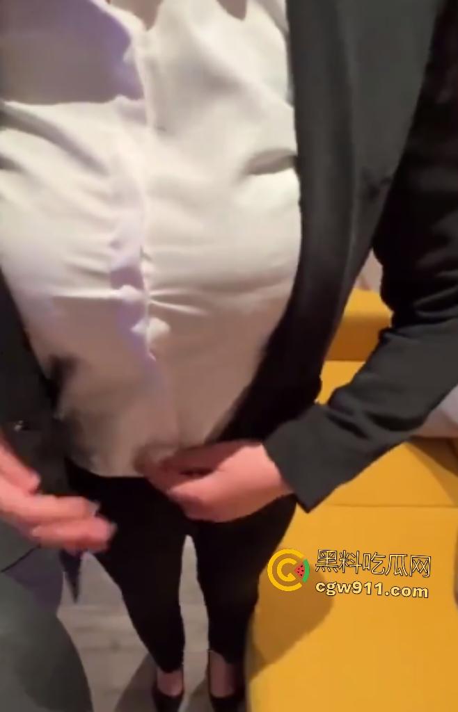 干销售的亲姐姐肥臀勾魂，姐弟直接酒店激战，内射狂灌骚穴，填补了姐姐单身多年的寂寞！