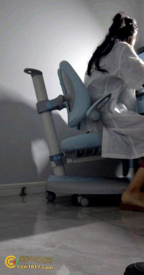 上班上累了去康复科找张姐,把她裤子脱了疯狂后入,小骚货小穴又紧又粉,要不是把我轰出去了,我肯定会肏她第二次 !-3