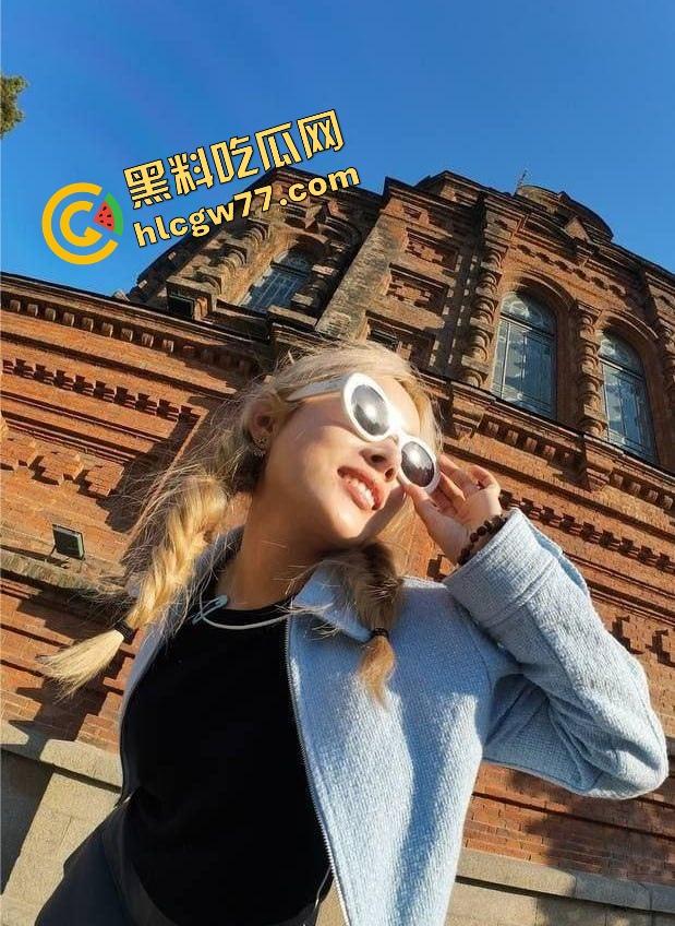 武汉富二代小骚货【章婷】私密片疯传,兔女郎情趣装当街扭奶撒娇,骚得逼水直流!-2