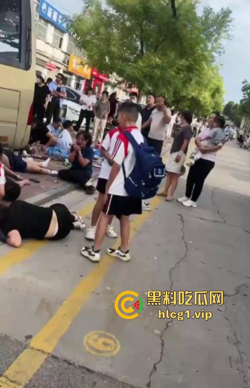 愿逝者安息 生者坚强 泰安东平学校门口发生交通事故致十余人死伤 司机被控制-9