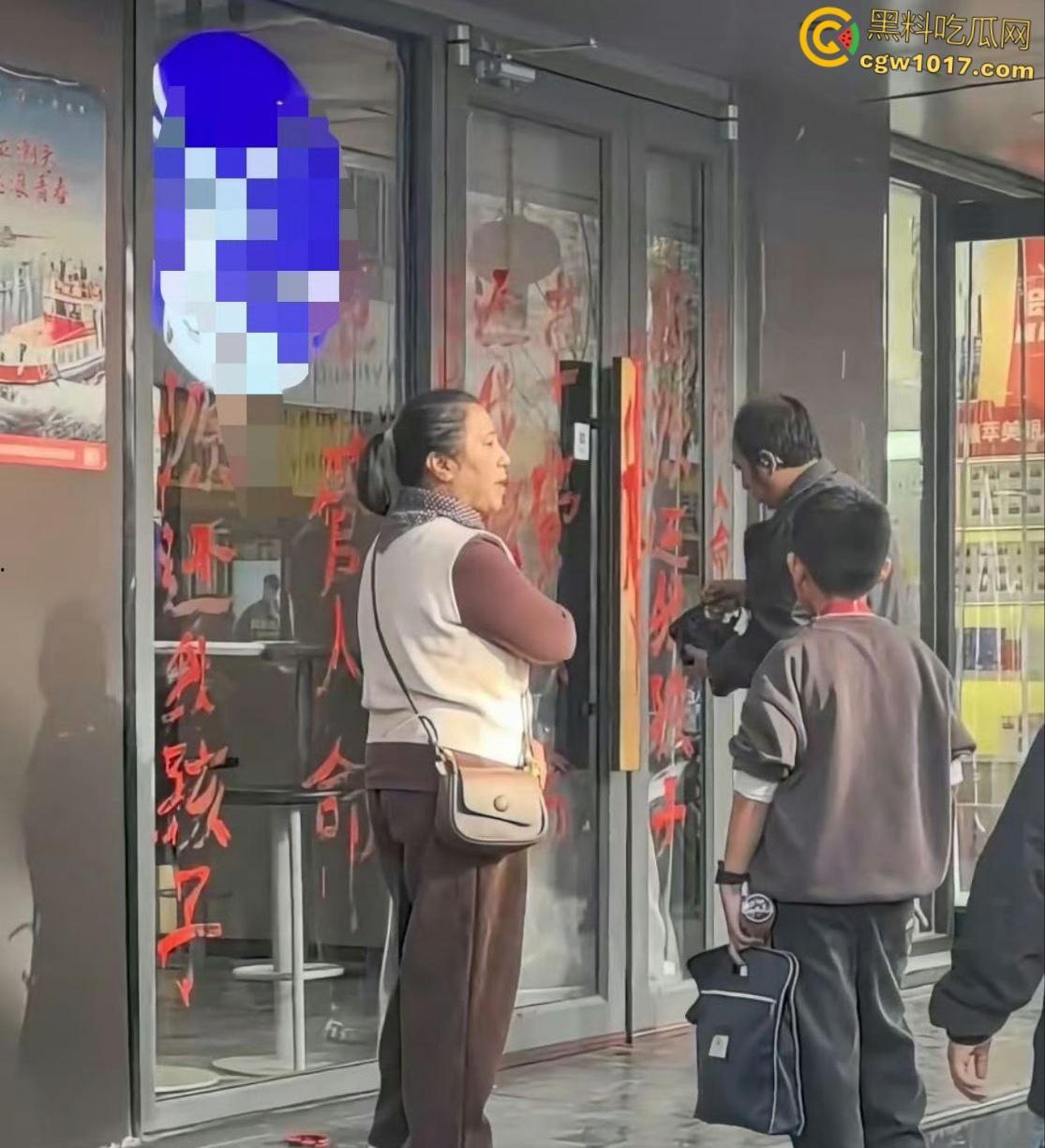 震惊！延安瑞幸老板团建灌酒女员工，次日高血压猝死医院，父母街头刷油漆痛哭：谁来还我女儿命？