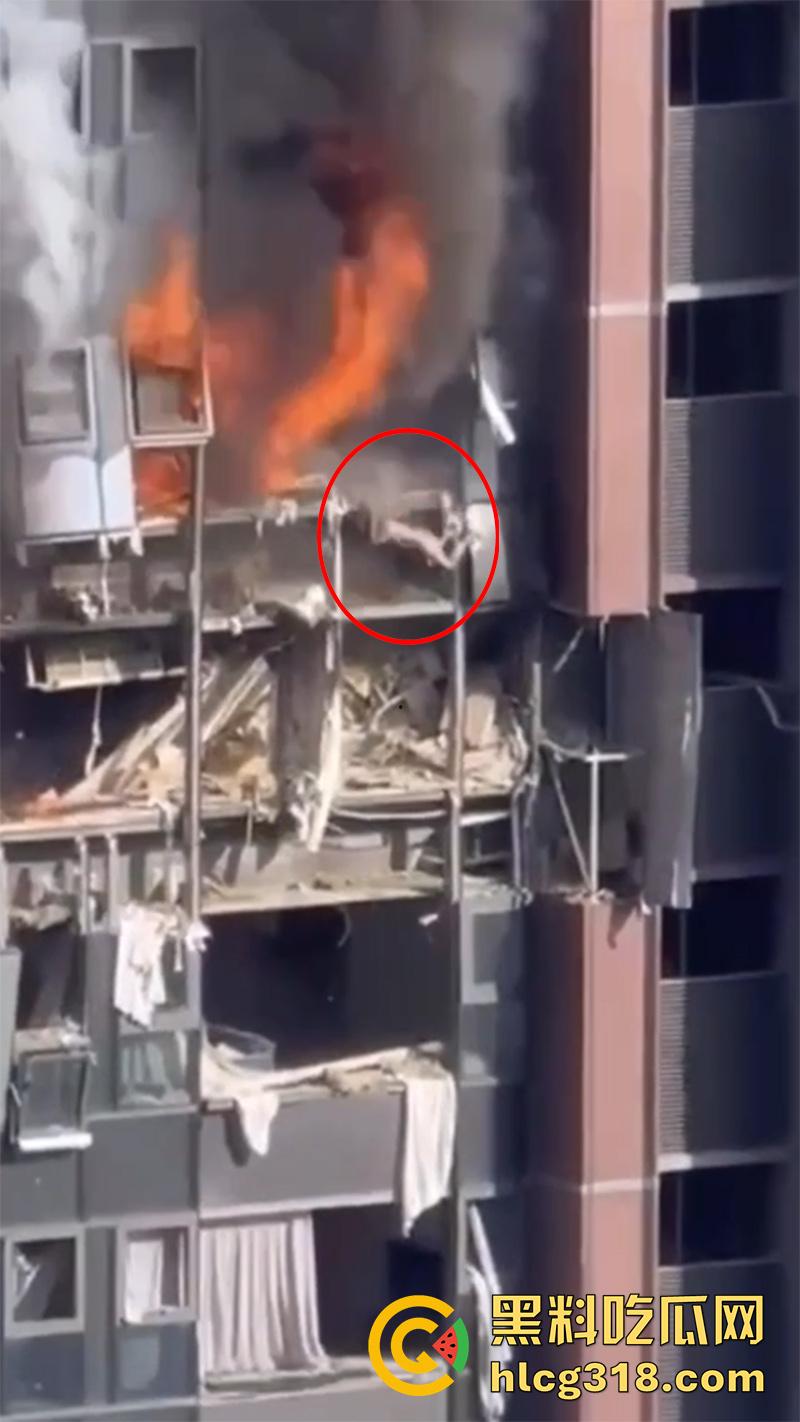 炸裂年轻夫妻吵架,小仙女直接点燃天然气,房屋爆炸大火肆虐,人直接从家里飞出去了!-2