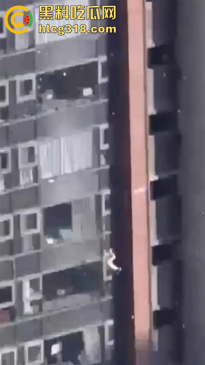 炸裂年轻夫妻吵架,小仙女直接点燃天然气,房屋爆炸大火肆虐,人直接从家里飞出去了!-3