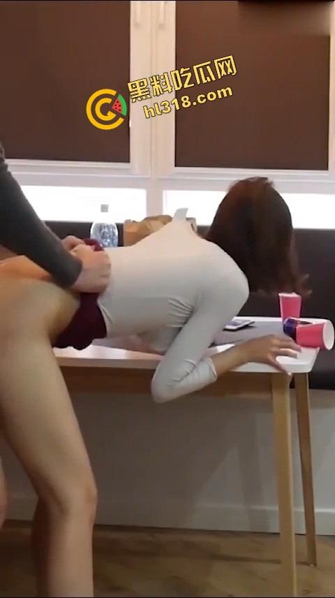 国外留学高挑美女『夏婷婷』被按桌上无套猛操，趁朋友不在家一顿狠狠冲刺，肉体撞击快把桌子干散架！-6