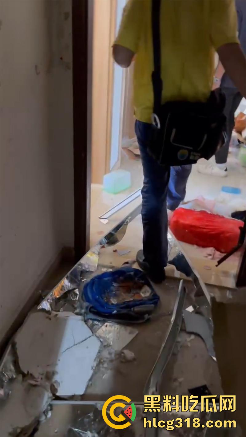 炸裂年轻夫妻吵架,小仙女直接点燃天然气,房屋爆炸大火肆虐,人直接从家里飞出去了!-4