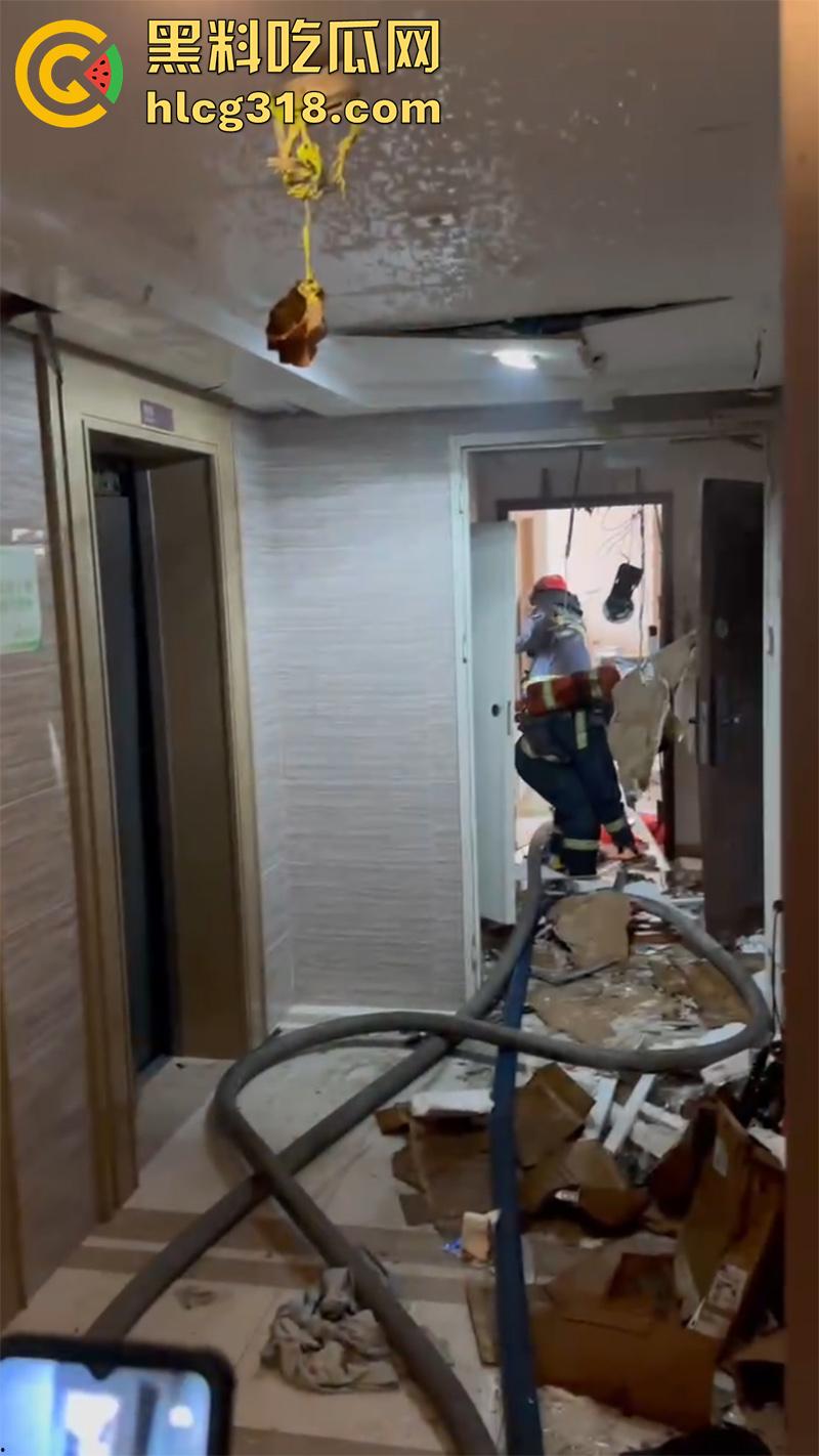 炸裂年轻夫妻吵架,小仙女直接点燃天然气,房屋爆炸大火肆虐,人直接从家里飞出去了!-5