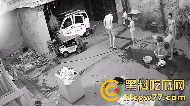 家庭摄像头破解，乱伦家庭户外洗澡，全身赤裸院子里等着洗澡，这骚妈身材还真奈斯啊！
