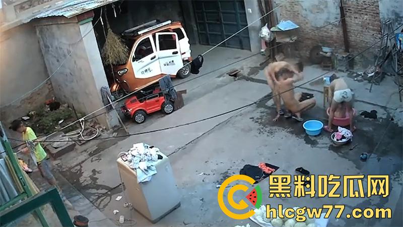 家庭摄像头破解，乱伦家庭户外洗澡，全身赤裸院子里等着洗澡，这骚妈身材还真奈斯啊！-4