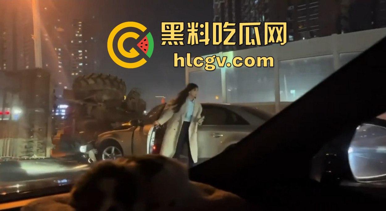 全网疯找风衣奥迪姐!晚风拂黑发,奥迪掀半挂A4稳坐高速,一掀半挂成神作,优雅永不过时!-8