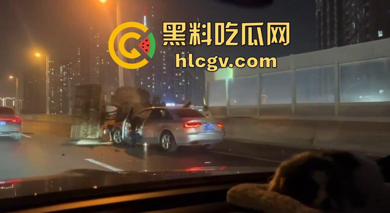 全网疯找风衣奥迪姐!晚风拂黑发,奥迪掀半挂A4稳坐高速,一掀半挂成神作,优雅永不过时!-11