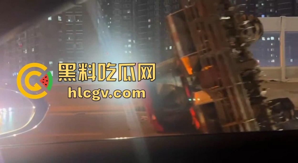 全网疯找风衣奥迪姐!晚风拂黑发,奥迪掀半挂A4稳坐高速,一掀半挂成神作,优雅永不过时!-13