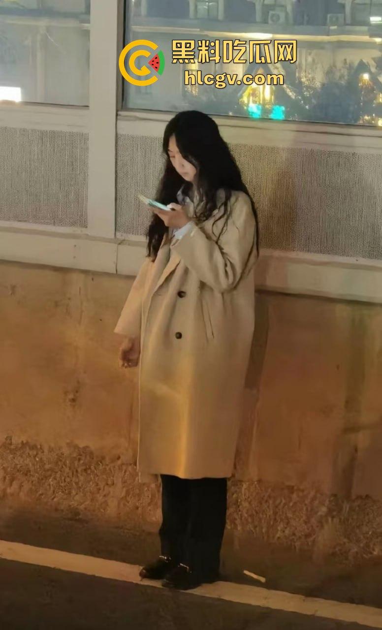 全网疯找风衣奥迪姐!晚风拂黑发,奥迪掀半挂A4稳坐高速,一掀半挂成神作,优雅永不过时!-14