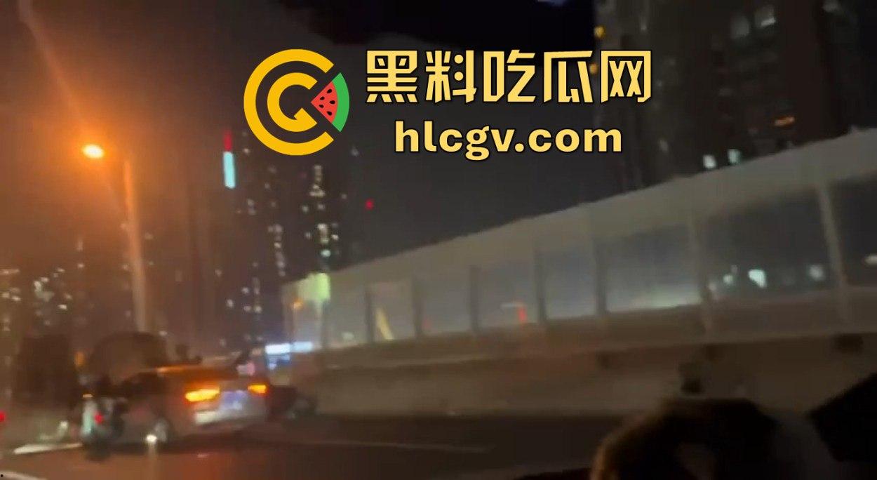 全网疯找风衣奥迪姐!晚风拂黑发,奥迪掀半挂A4稳坐高速,一掀半挂成神作,优雅永不过时!-16