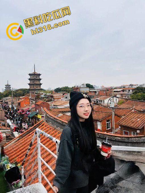 四川清纯眼镜护士【黄依琳】，黑丝眼镜母狗床上淫水横流，主动女上骑乘害羞挡脸，娇喘对话反差至极 !