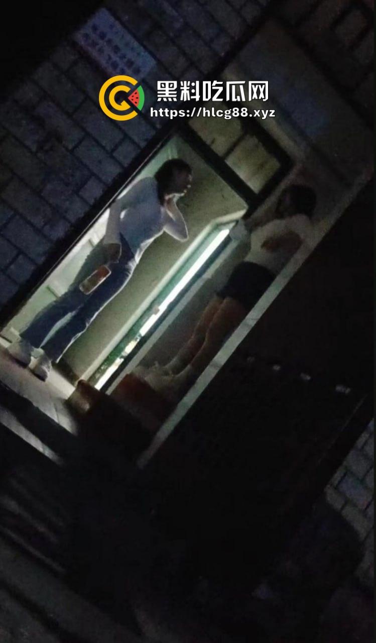 深圳龙岗东三村嫖客排队操嫩逼名鸡,扫街大神偷拍炸场,帽子叔叔硬着来抓!-4