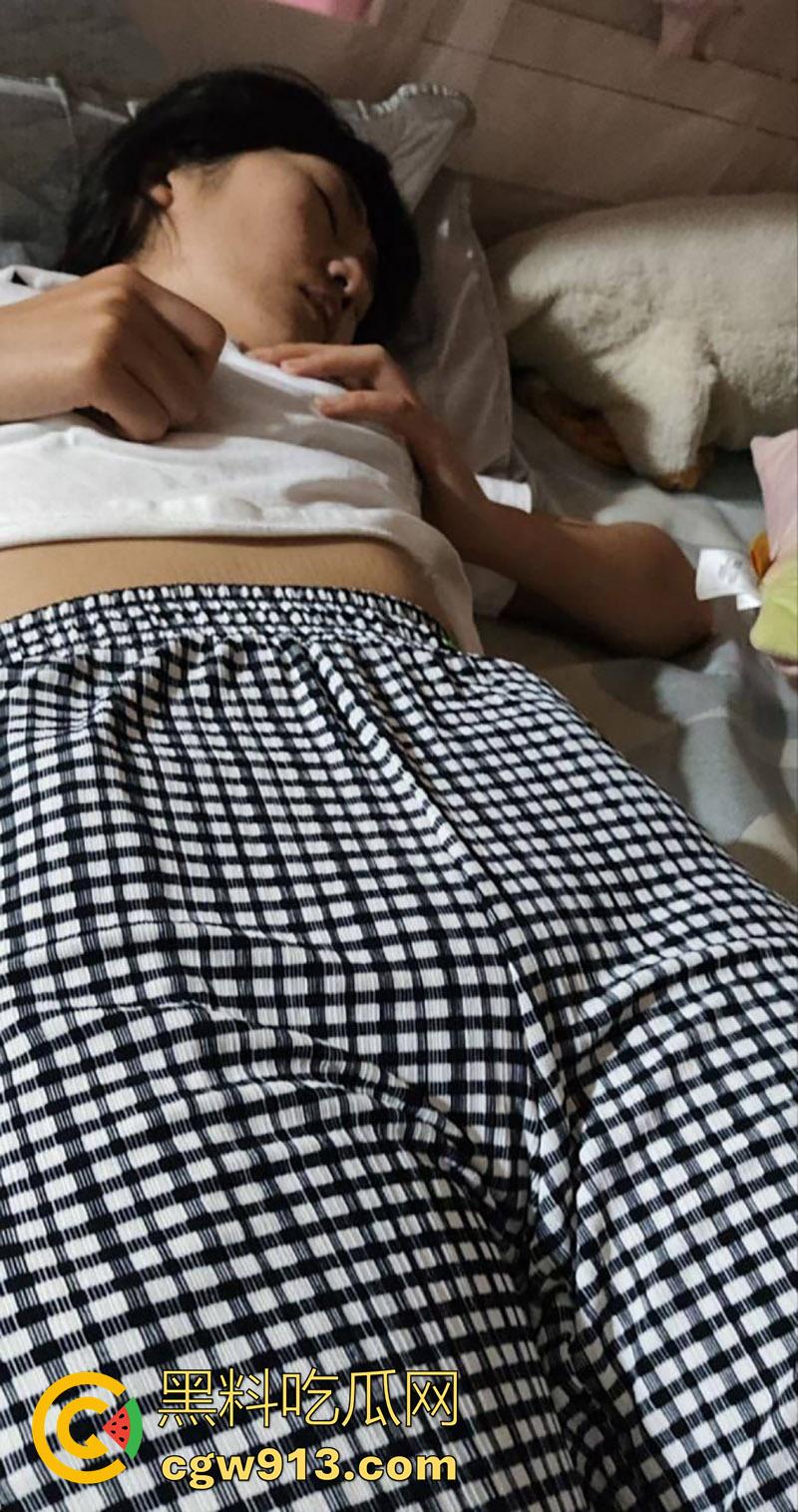 大哥投稿长腿眼镜厂妹,果然十个眼镜九个骚,竟背着偷偷约炮,被大哥发现偷情自拍,一怒之下将其曝光!-2