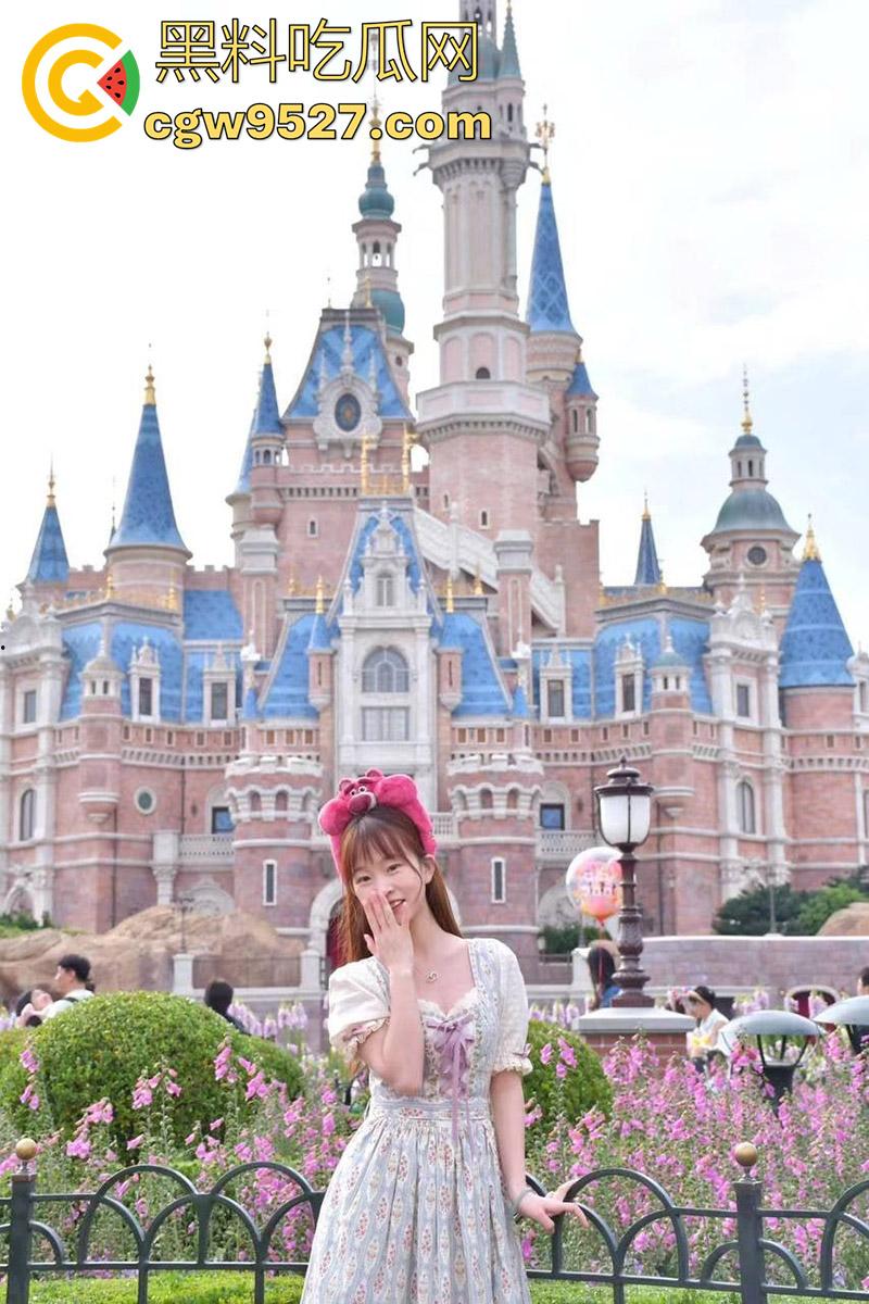 曝光长腿骚逼前女友【王萌萌】，和同学团建喝多被带走3p，被男友调教夹着跳蛋去迪士尼，真是骚到极致了！-4