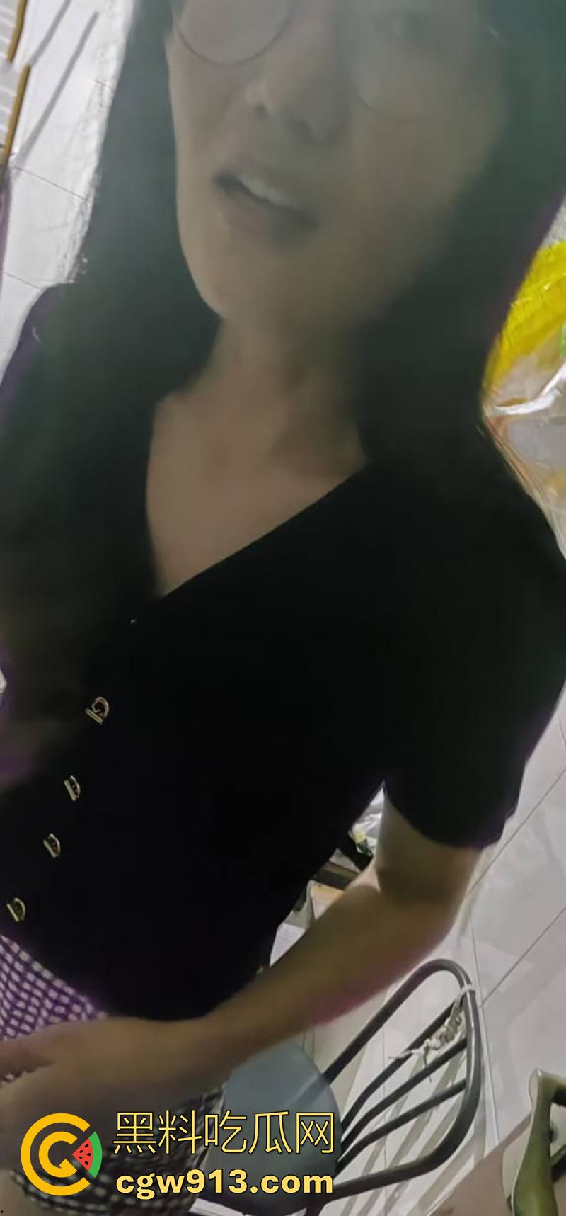 大哥投稿长腿眼镜厂妹,果然十个眼镜九个骚,竟背着偷偷约炮,被大哥发现偷情自拍,一怒之下将其曝光!-3