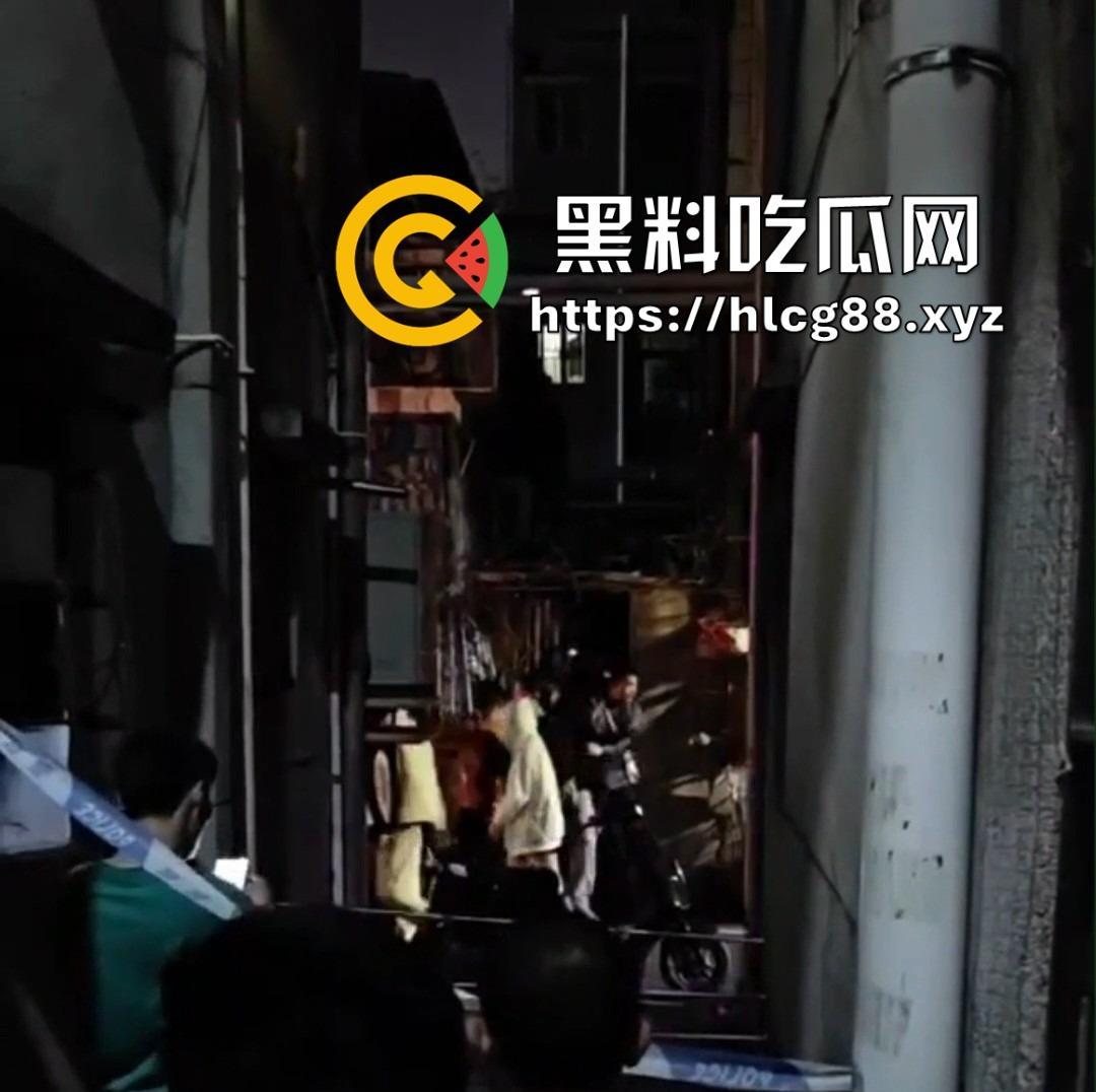 深圳龙岗东三村嫖客排队操嫩逼名鸡,扫街大神偷拍炸场,帽子叔叔硬着来抓!-10