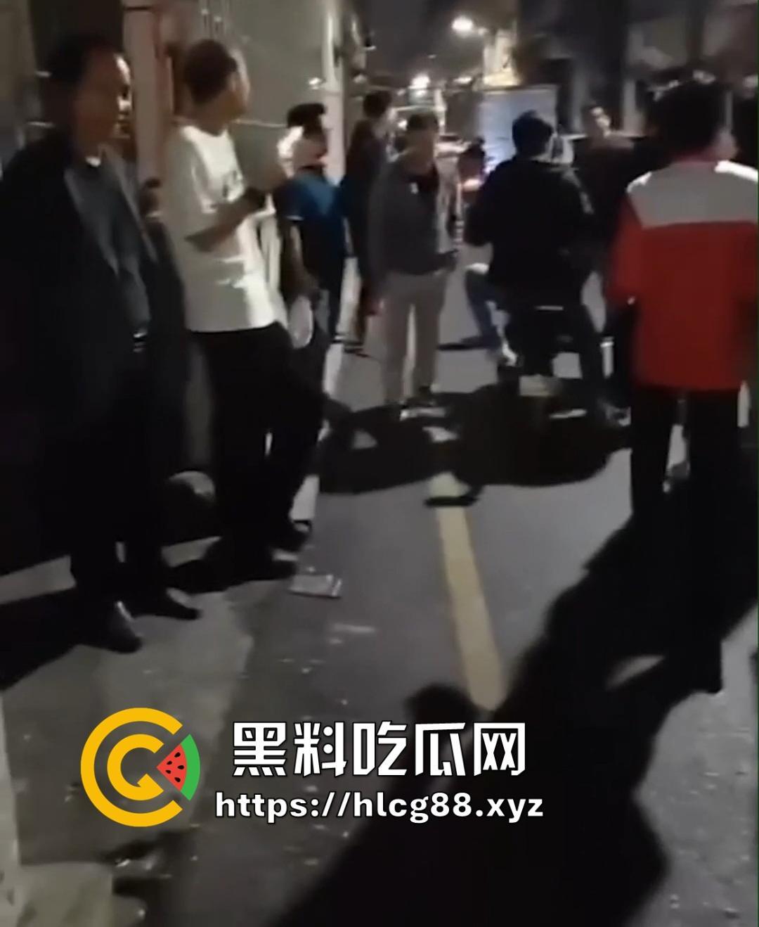 深圳龙岗东三村嫖客排队操嫩逼名鸡,扫街大神偷拍炸场,帽子叔叔硬着来抓!-11
