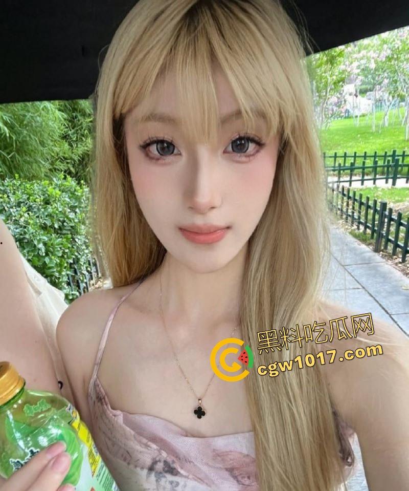 潍坊艺校摩天轮百米啪啪女主【袁雯晴】最新做爱视频曝光，高颜值小母狗，日常吃鸡做爱，各种场所都尝试过，玩法花式挑逗你下体！