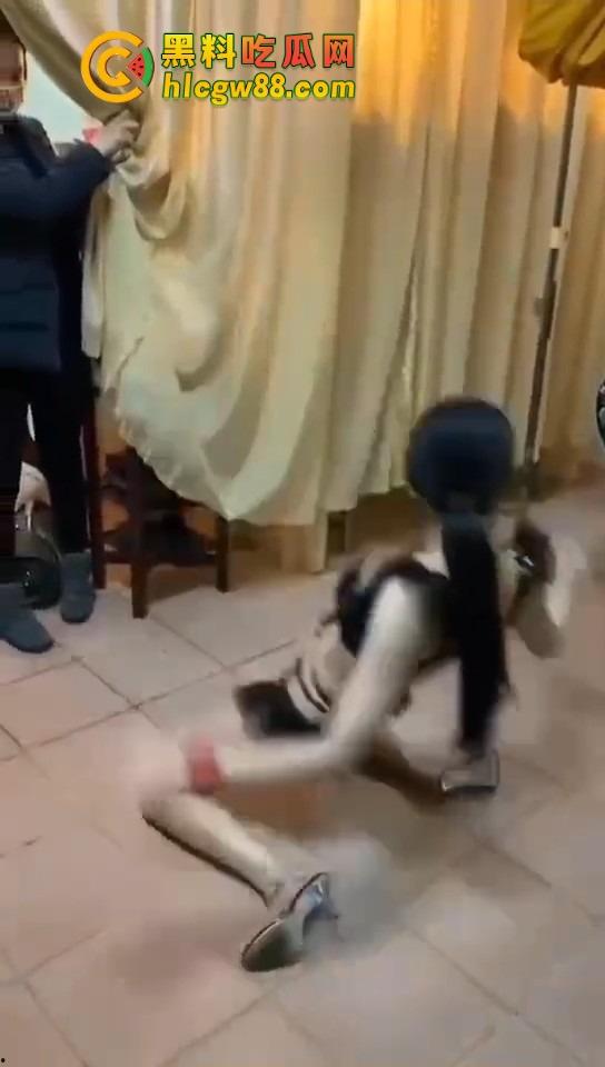 大哥葬礼最后蹦一次?唢呐吹丧比基尼热舞,酒吧风俗直接搬上灵堂,见棺发财诛邪退散!-2