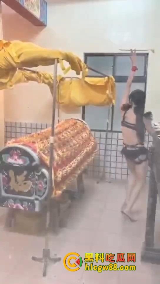 大哥葬礼最后蹦一次?唢呐吹丧比基尼热舞,酒吧风俗直接搬上灵堂,见棺发财诛邪退散!-6
