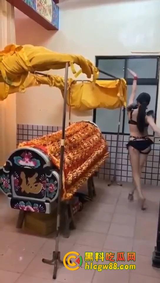 大哥葬礼最后蹦一次?唢呐吹丧比基尼热舞,酒吧风俗直接搬上灵堂,见棺发财诛邪退散!-7