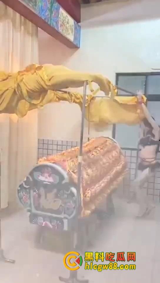 大哥葬礼最后蹦一次?唢呐吹丧比基尼热舞,酒吧风俗直接搬上灵堂,见棺发财诛邪退散!-8